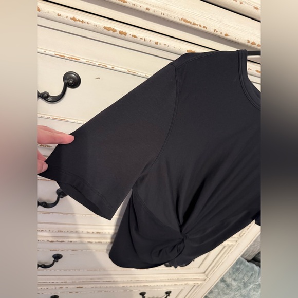 Lululemon Crescent T-Shirt Black Knot Front Cropped Pima Cotton Size 8 - Picture 4 of 8